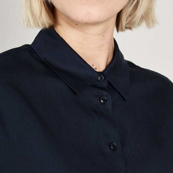 W-GB1336-COSIMA-Bluse-aus-Tencel-Fair-Trade-Online-Shop-Frauen-LINAREM-Midnight-Blue-Detail3