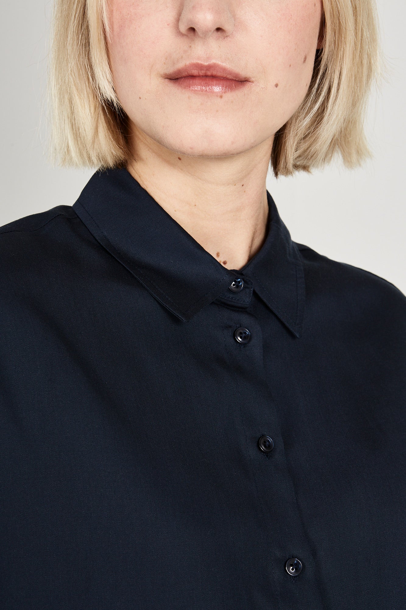 W-GB1336-COSIMA-Bluse-aus-Tencel-Fair-Trade-Online-Shop-Frauen-LINAREM-Midnight-Blue-Detail3