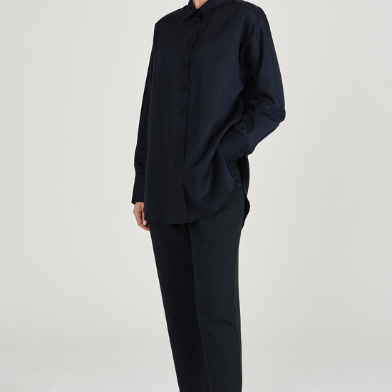 W-GB1336-COSIMA-Bluse-aus-Tencel-Fair-Trade-Online-Shop-Frauen-LINAREM-Midnight-Blue-Vorne