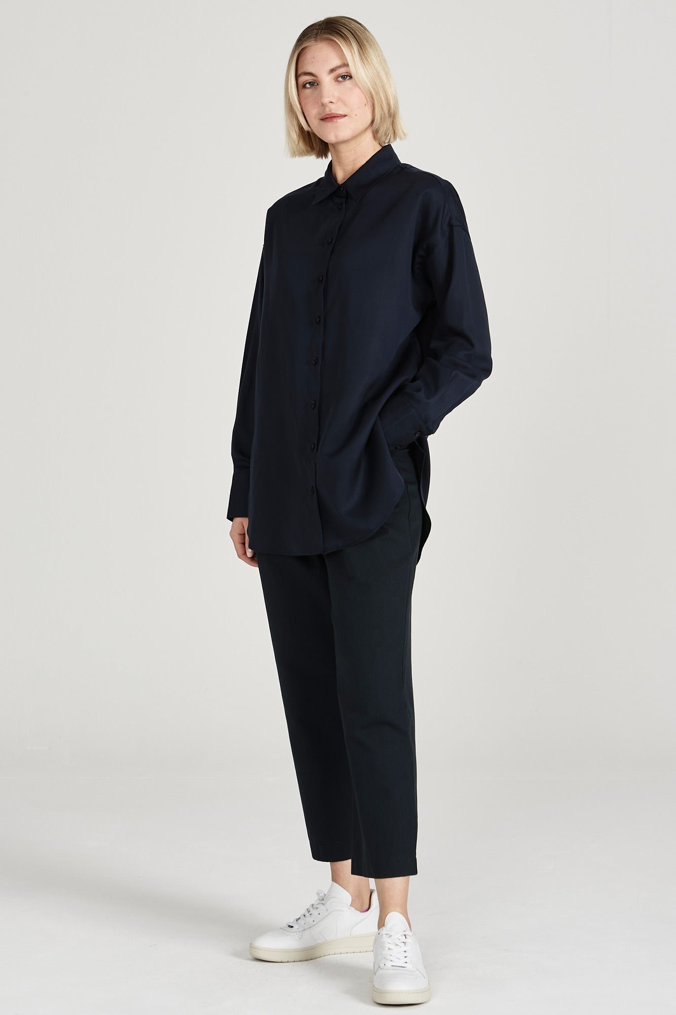 W-GB1336-COSIMA-Bluse-aus-Tencel-Fair-Trade-Online-Shop-Frauen-LINAREM-Midnight-Blue-Vorne