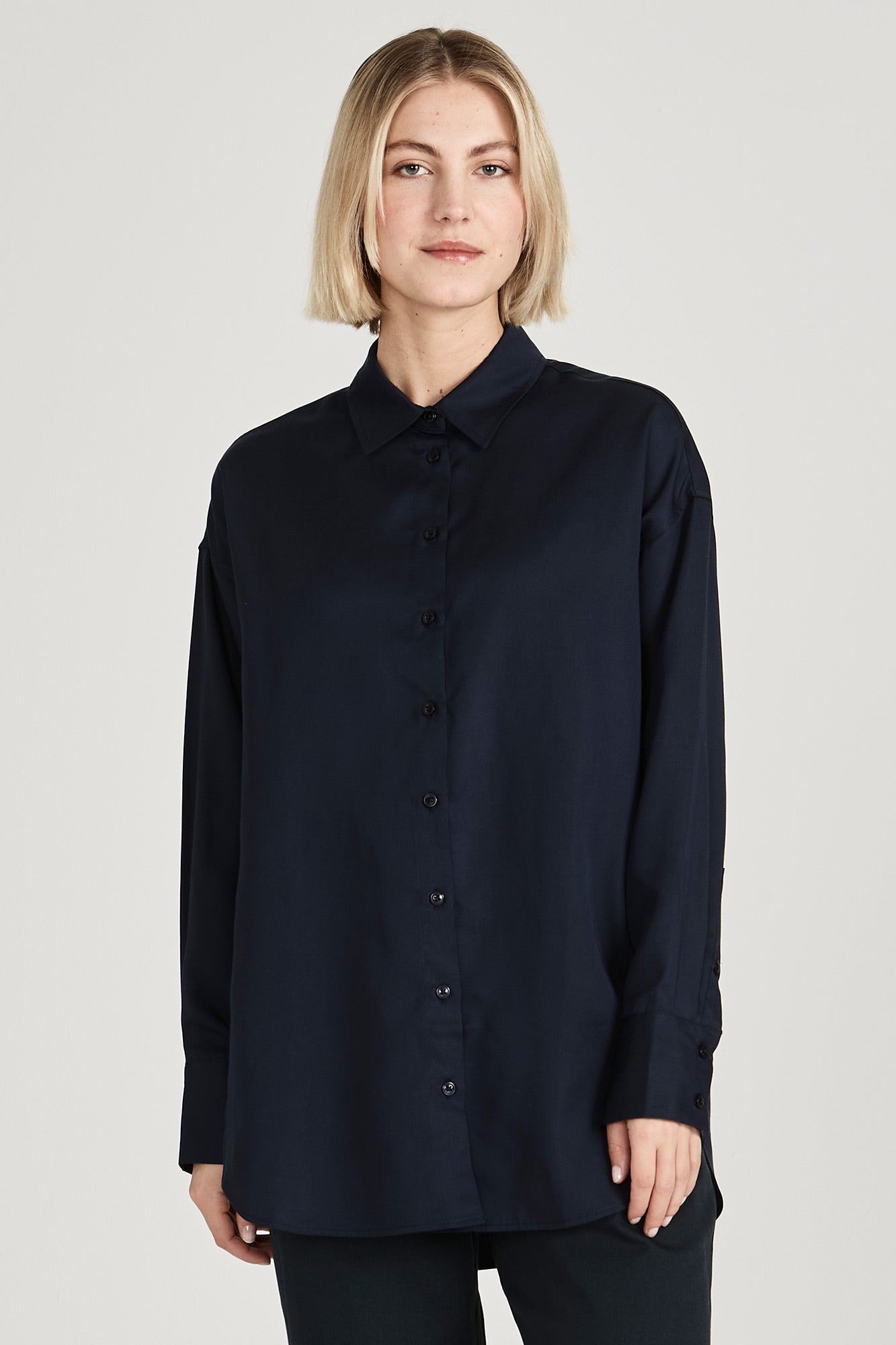 W-GB1336-COSIMA-Bluse-aus-Tencel-Fair-Trade-Online-Shop-Frauen-LINAREM-Midnight-Blue-Vorne3