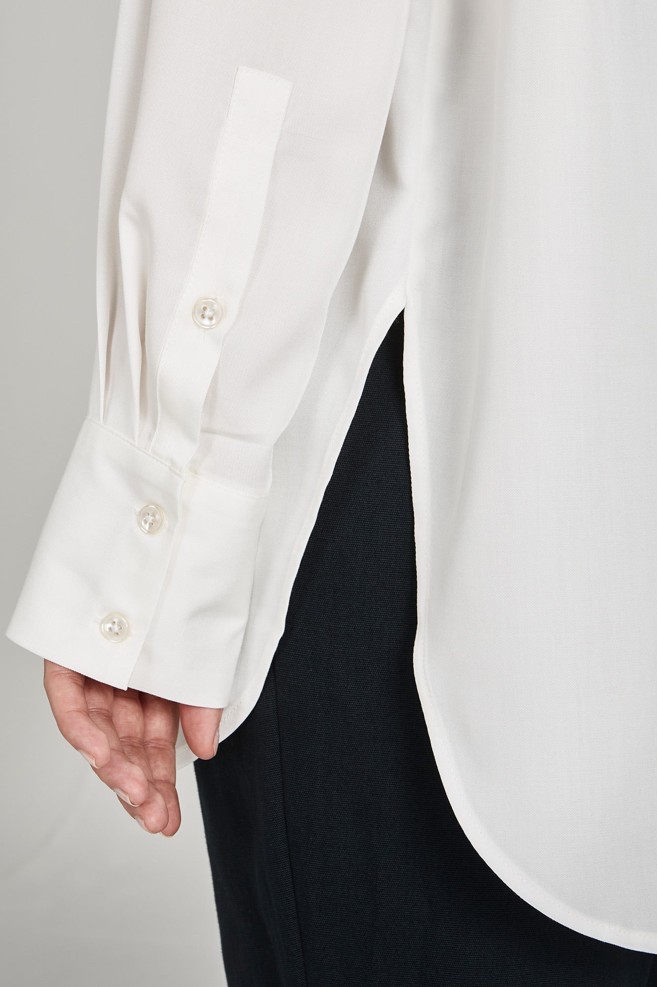 W-GB1336-COSIMA-Bluse-aus-Tencel-Fair-Trade-Online-Shop-Frauen-LINAREM-Undyed-Detail2