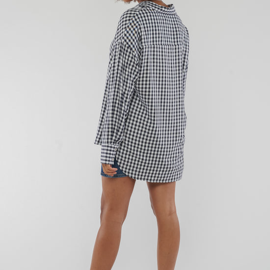 W-GB1337-COSIMA-Bluse-aus-Tencel-Fair-Trade-Online-Shop-Frauen-LINAREM-Midnight-Blue-White20220