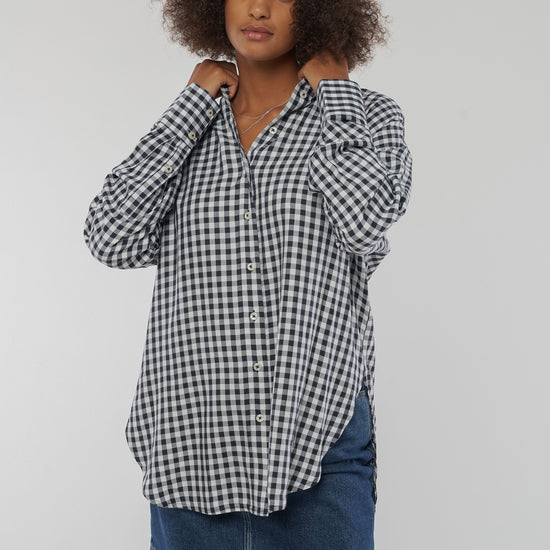 W-GB1337-COSIMA-Bluse-aus-Tencel-Fair-Trade-Online-Shop-Frauen-LINAREM-Midnight-Blue-White20221