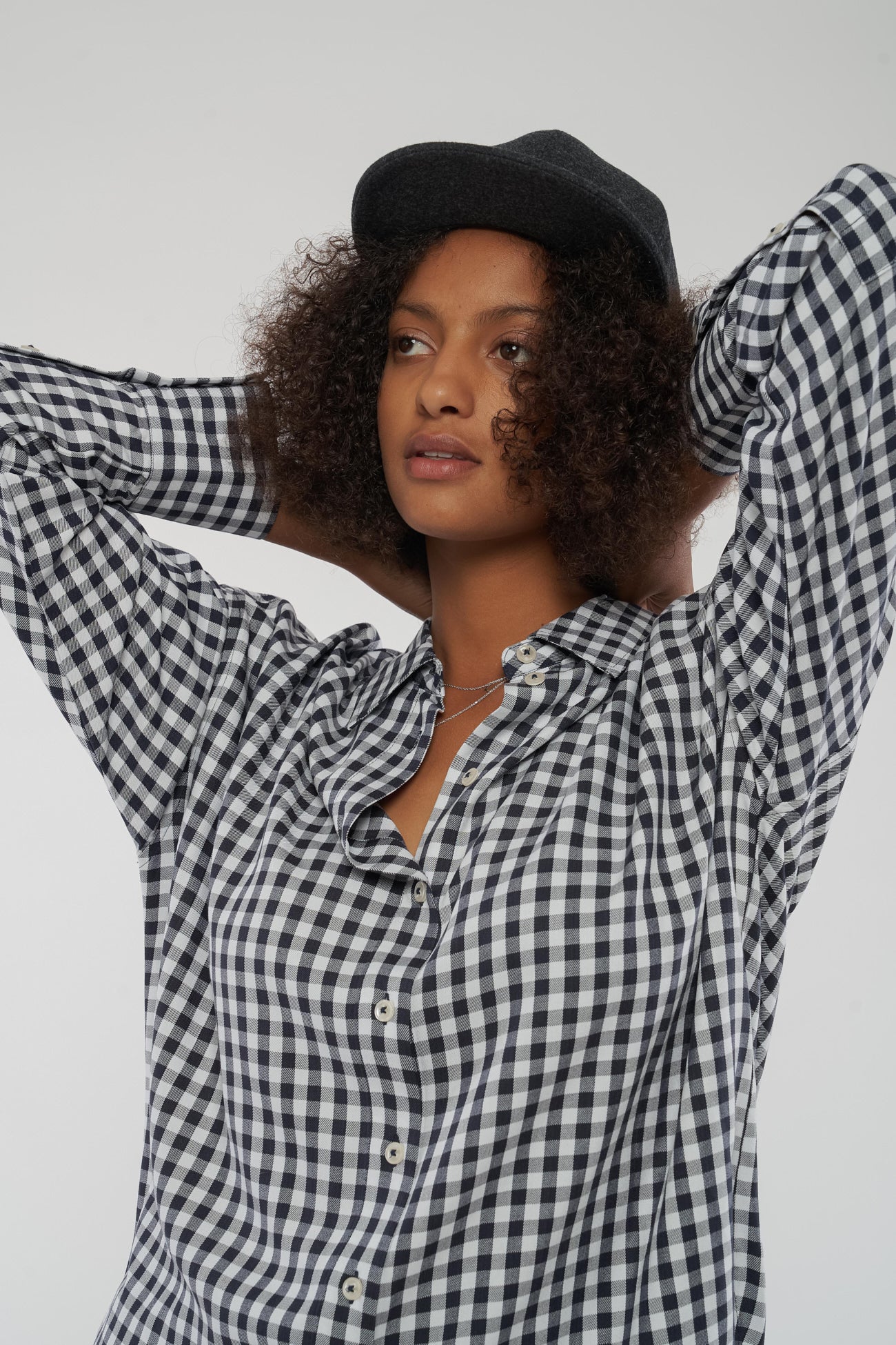 W-GB1337-COSIMA-Bluse-aus-Tencel-Fair-Trade-Online-Shop-Frauen-LINAREM-Midnight-Blue-White20226