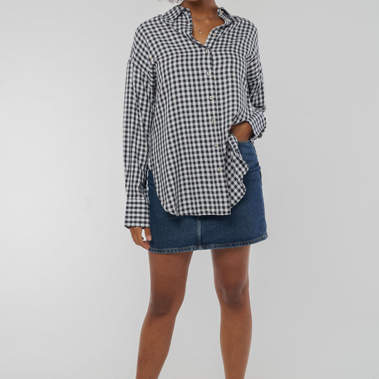W-GB1337-COSIMA-Bluse-aus-Tencel-Fair-Trade-Online-Shop-Frauen-LINAREM-Midnight-Blue-White20234