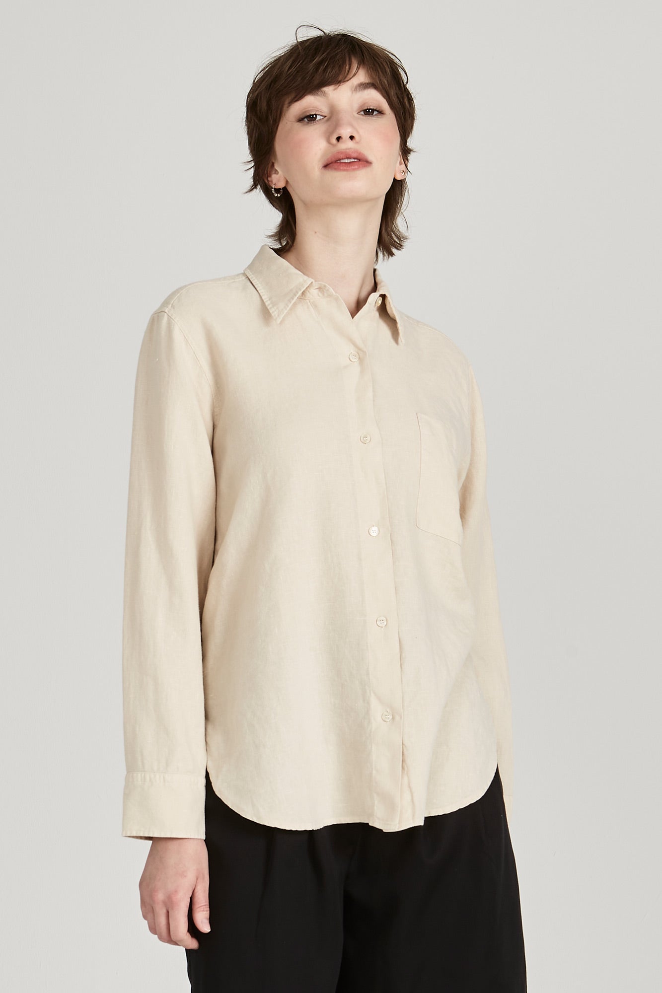W-GB1340-PAM-Hemd-aus-Leinen-Nachhaltige-Mode-Frauen-MASVIDE-Beige-Vorne2