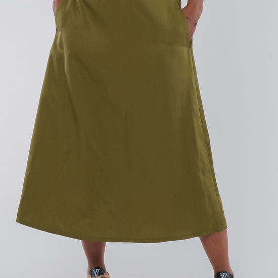 W-GB1413-VANA-Rock-aus-Tencel-Gruene-Mode-Frauen-OMARIK-Olive-Oil-Vorne2