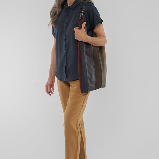 W-GB1422-SARAH-Shirt-aus-Tencel-Nachhaltige-Mode-Frauen-LIBIDOS-Midnight-Blue24154