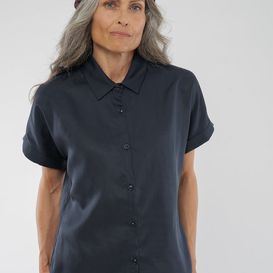 W-GB1422-SARAH-Shirt-aus-Tencel-Nachhaltige-Mode-Frauen-LIBIDOS-Midnight-Blue24163