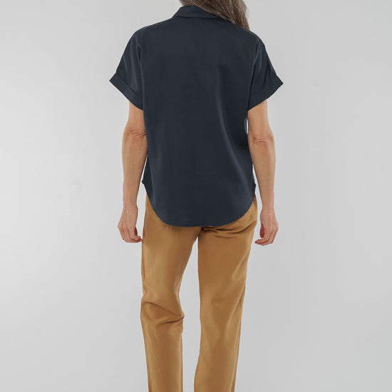 W-GB1422-SARAH-Shirt-aus-Tencel-Nachhaltige-Mode-Frauen-LIBIDOS-Midnight-Blue24167