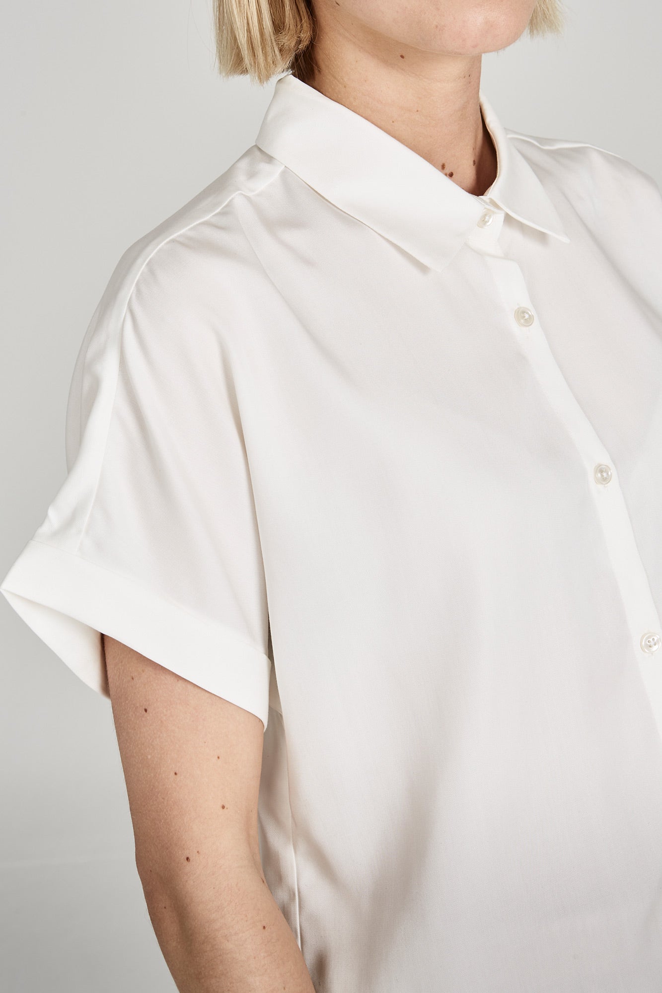 W-GB1422-SARAH-Shirt-aus-Tencel-Nachhaltige-Mode-Frauen-LIBIDOS-Undyed-Detail