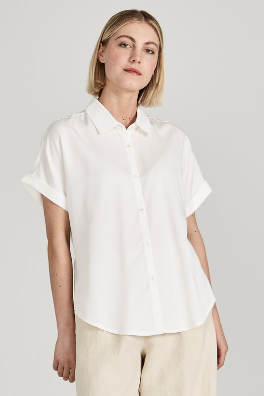 W-GB1422-SARAH-Shirt-aus-Tencel-Nachhaltige-Mode-Frauen-LIBIDOS-Undyed-Vorne2