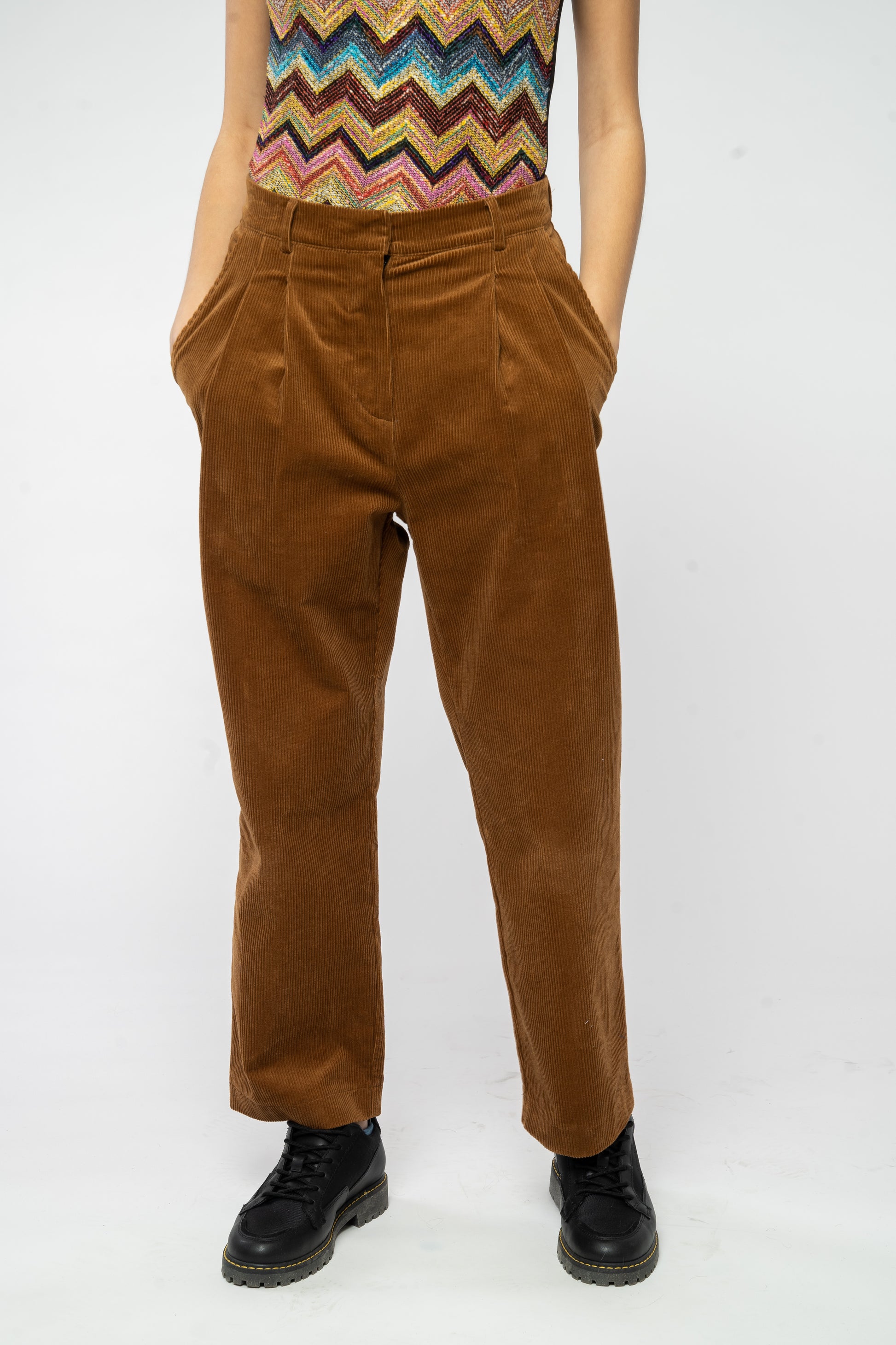 W-GB1482-Cord-Hose-Wide-Cut-Maike-Frauen-Bio-Braun-Vorne