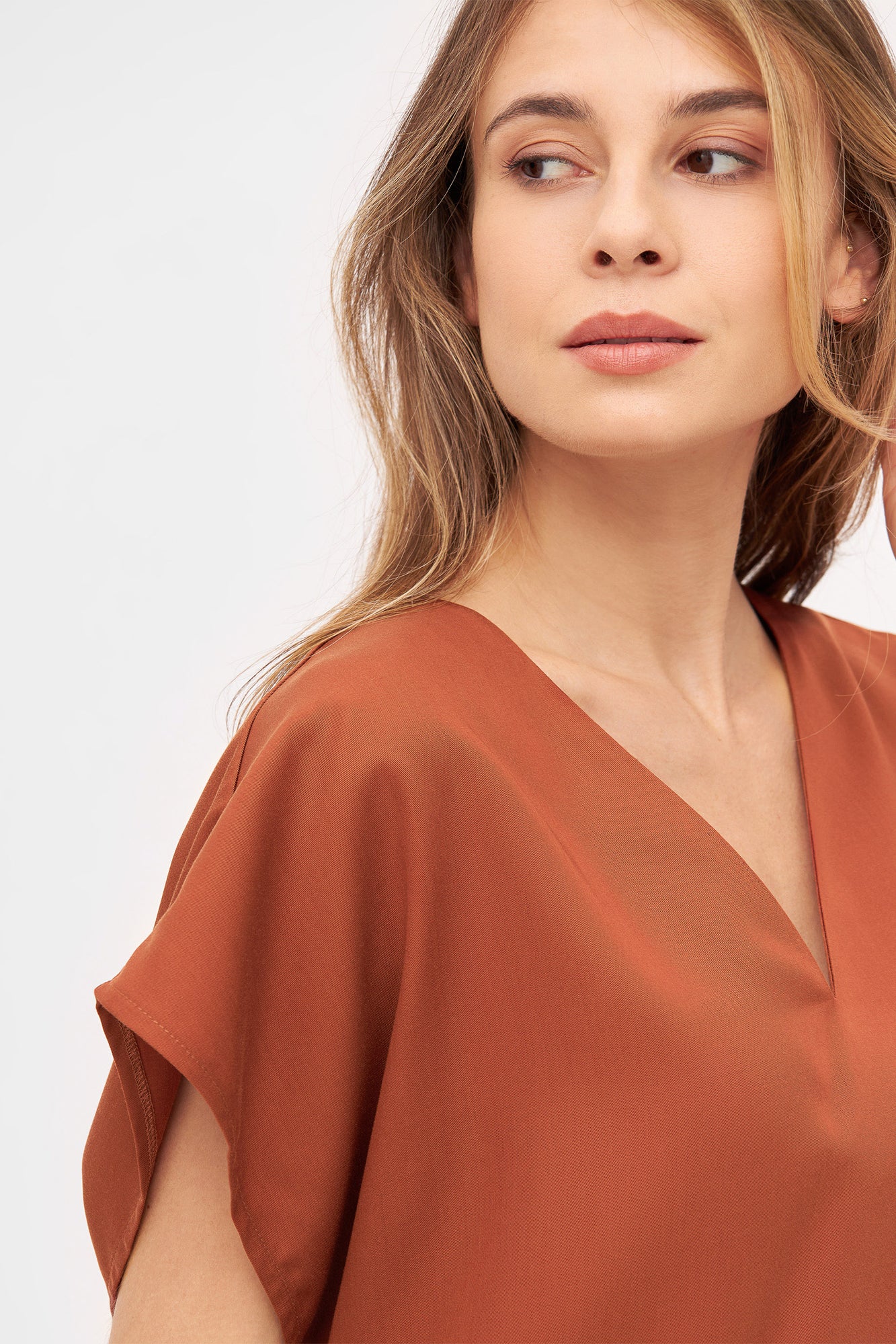 W-GB1551-RUBY-Tencel-Wide-Cut-Bluse-aus-Tencel-Fair-Gehandelte-Kleidung-ZODEO-Terracotta-Vorne3