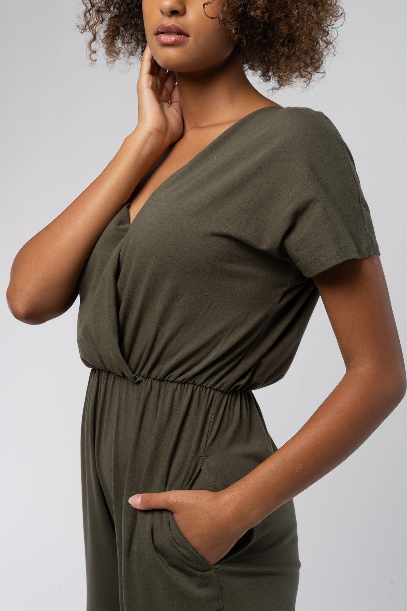 W-Khaki-Evelyn-Jumpsuit-aus-Bio-Baumwolle-Fair-Trade-Kleidung-Online-Khaki-Detail