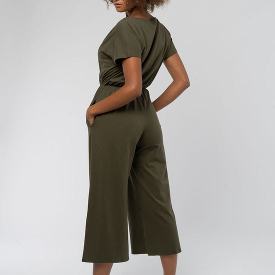 W-Khaki-Evelyn-Jumpsuit-aus-Bio-Baumwolle-Fair-Trade-Kleidung-Online-Khaki-Hinten