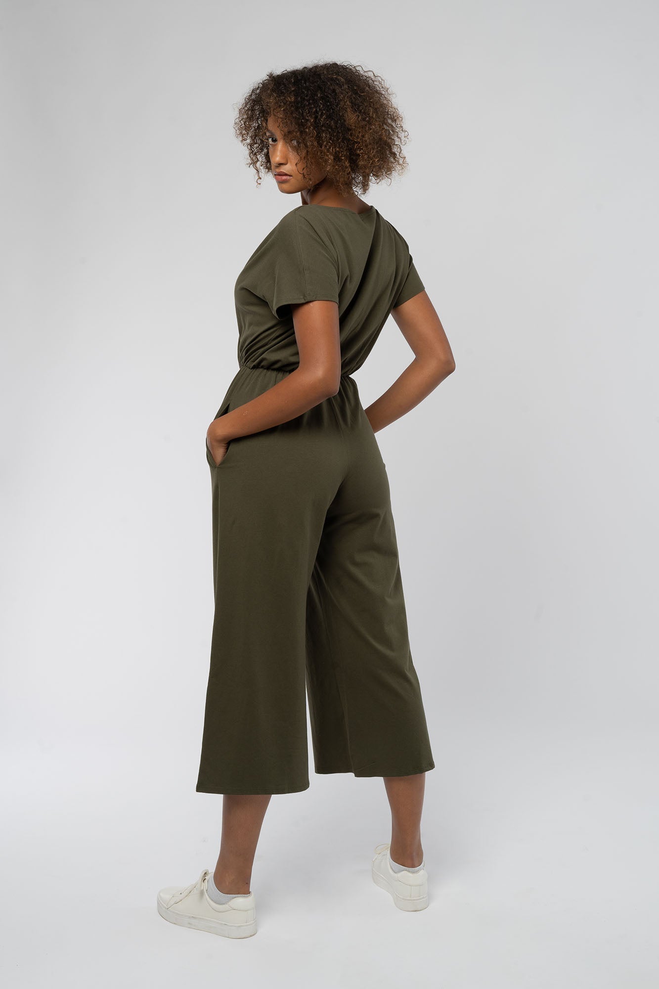 W-Khaki-Evelyn-Jumpsuit-aus-Bio-Baumwolle-Fair-Trade-Kleidung-Online-Khaki-Hinten