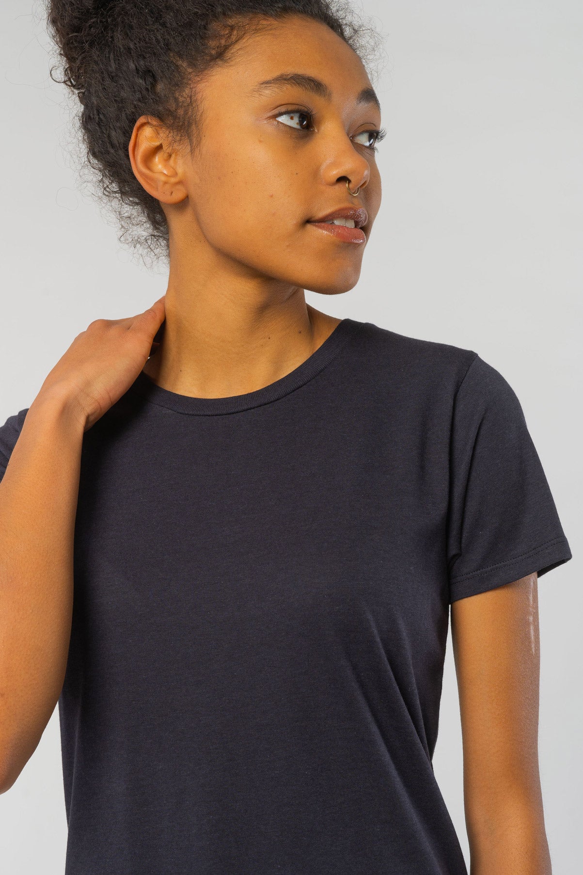 W-N49-Ecovero-Holzviskose-T-Shirt-Green-Shirts-Navy-Detail2
