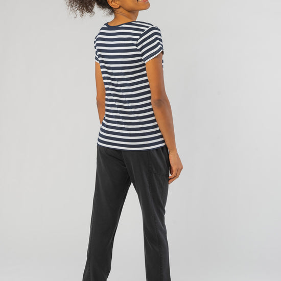 W-O81003-Loose-Fit-T-Shirt-aus-Bio-Baumwolle-Biokleidung-Frauen-NAPEA-White-Navy-Striped-Vorne1