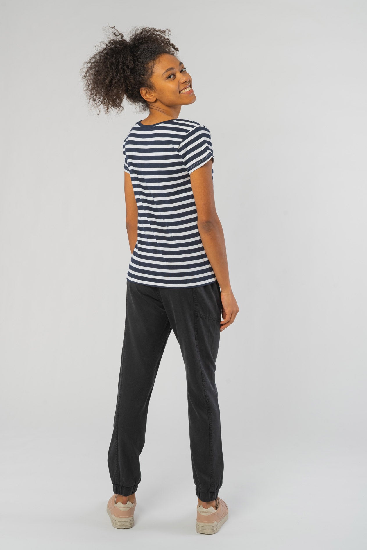 W-O81003-Loose-Fit-T-Shirt-aus-Bio-Baumwolle-Biokleidung-Frauen-NAPEA-White-Navy-Striped-Vorne1