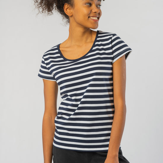 W-O81003-Loose-Fit-T-Shirt-aus-Bio-Baumwolle-Biokleidung-Frauen-NAPEA-White-Navy-Striped-Vorne2