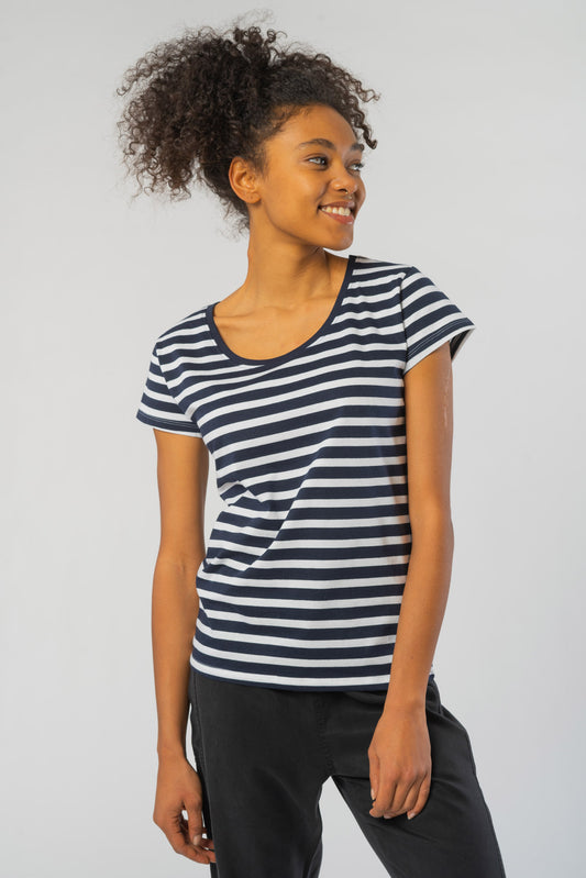 W-O81003-Loose-Fit-T-Shirt-aus-Bio-Baumwolle-Biokleidung-Frauen-NAPEA-White-Navy-Striped-Vorne2