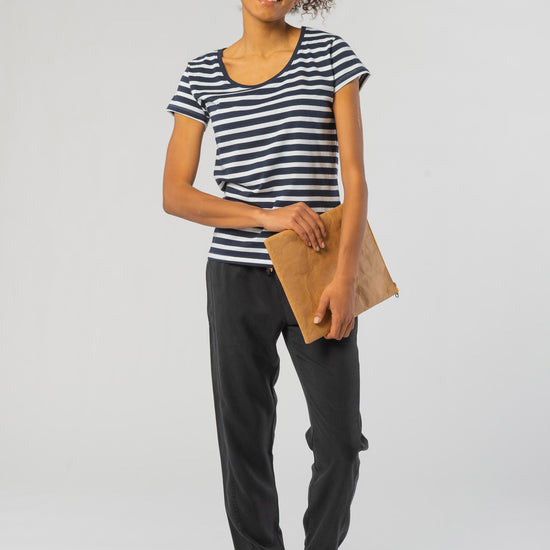 W-O81003-Loose-Fit-T-Shirt-aus-Bio-Baumwolle-Biokleidung-Frauen-NAPEA-White-Navy-Striped-Vorne3