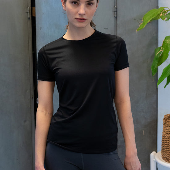 W-Performance-T-Shirt-aus-rPET-Sportbekleidung-Black-Vorne