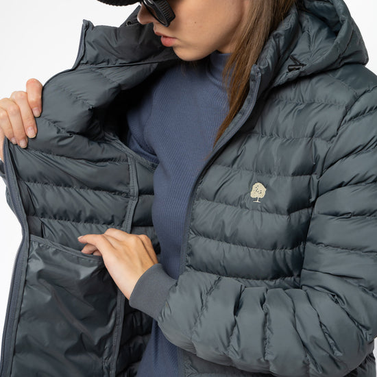W-STJW839-Lange-Daunenjacke-aus-Recyceltem-Polyester-Oeko-Klamotten-UBARA-Deep-Metal-Detail