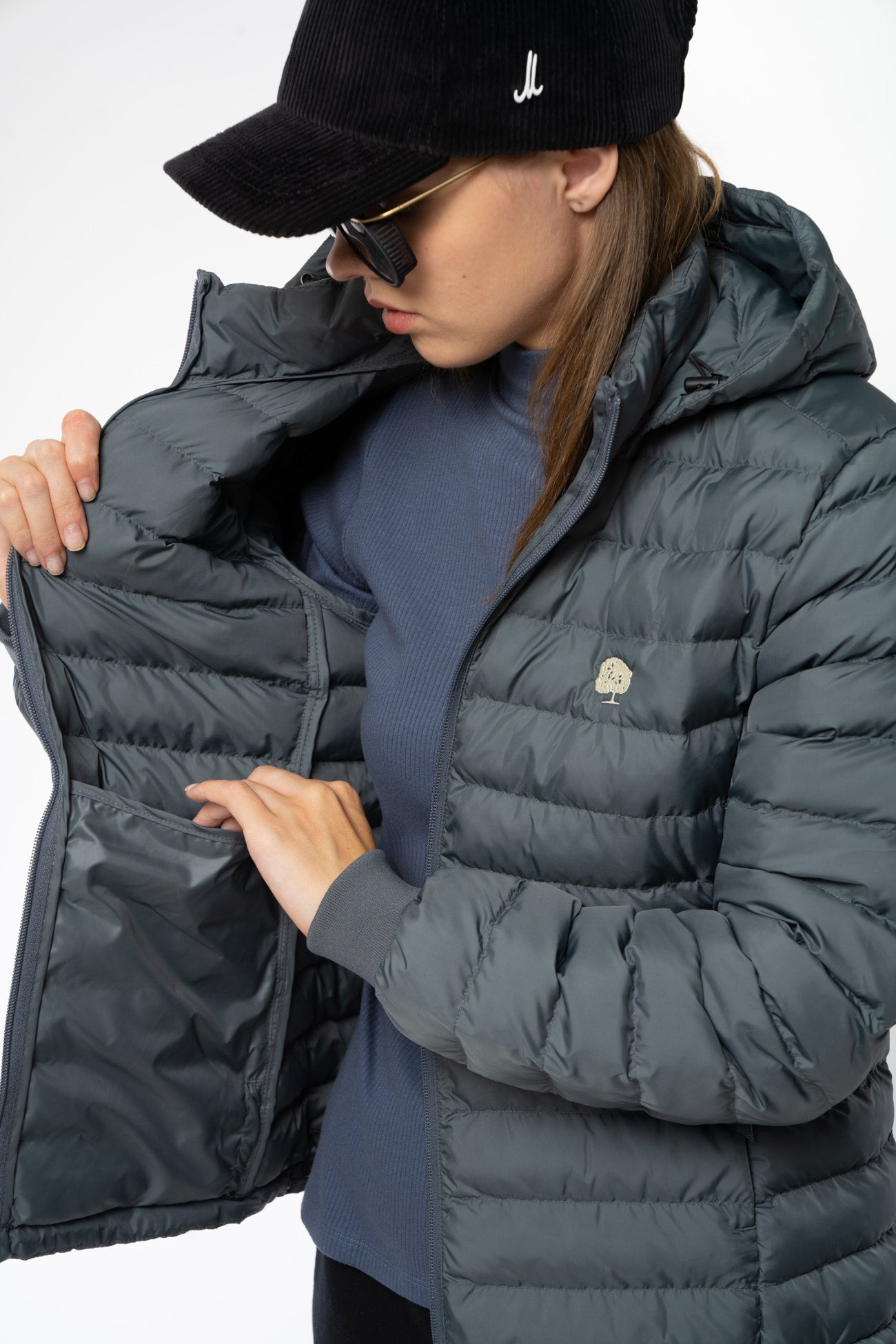 W-STJW839-Lange-Daunenjacke-aus-Recyceltem-Polyester-Oeko-Klamotten-UBARA-Deep-Metal-Detail