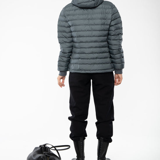 W-STJW839-Lange-Daunenjacke-aus-Recyceltem-Polyester-Oeko-Klamotten-UBARA-Deep-Metal-Hinten