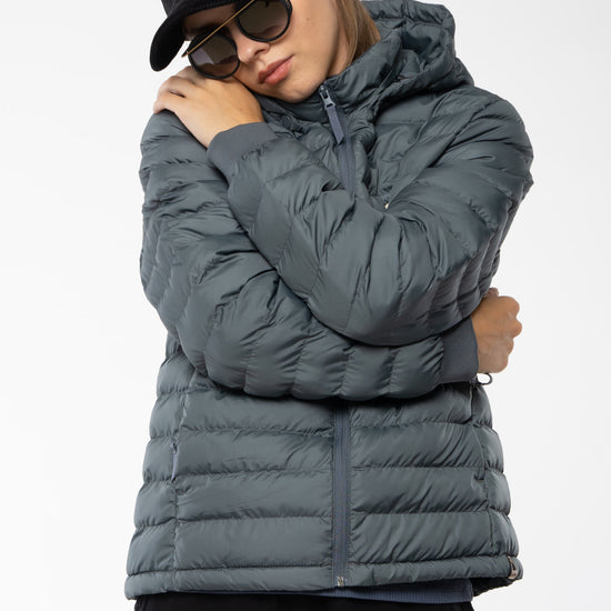 W-STJW839-Lange-Daunenjacke-aus-Recyceltem-Polyester-Oeko-Klamotten-UBARA-Deep-Metal-Vorne2