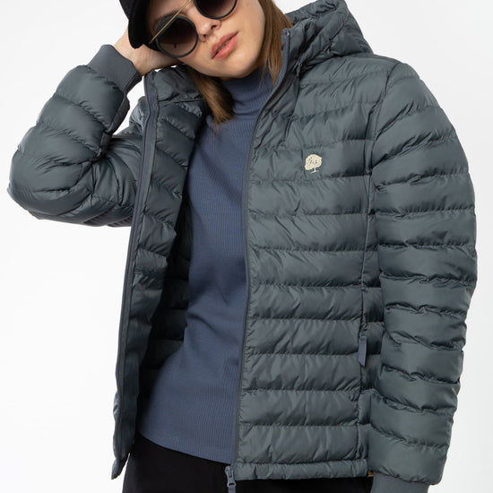 W-STJW839-Lange-Daunenjacke-aus-Recyceltem-Polyester-Oeko-Klamotten-UBARA-Deep-Metal-Vorne3