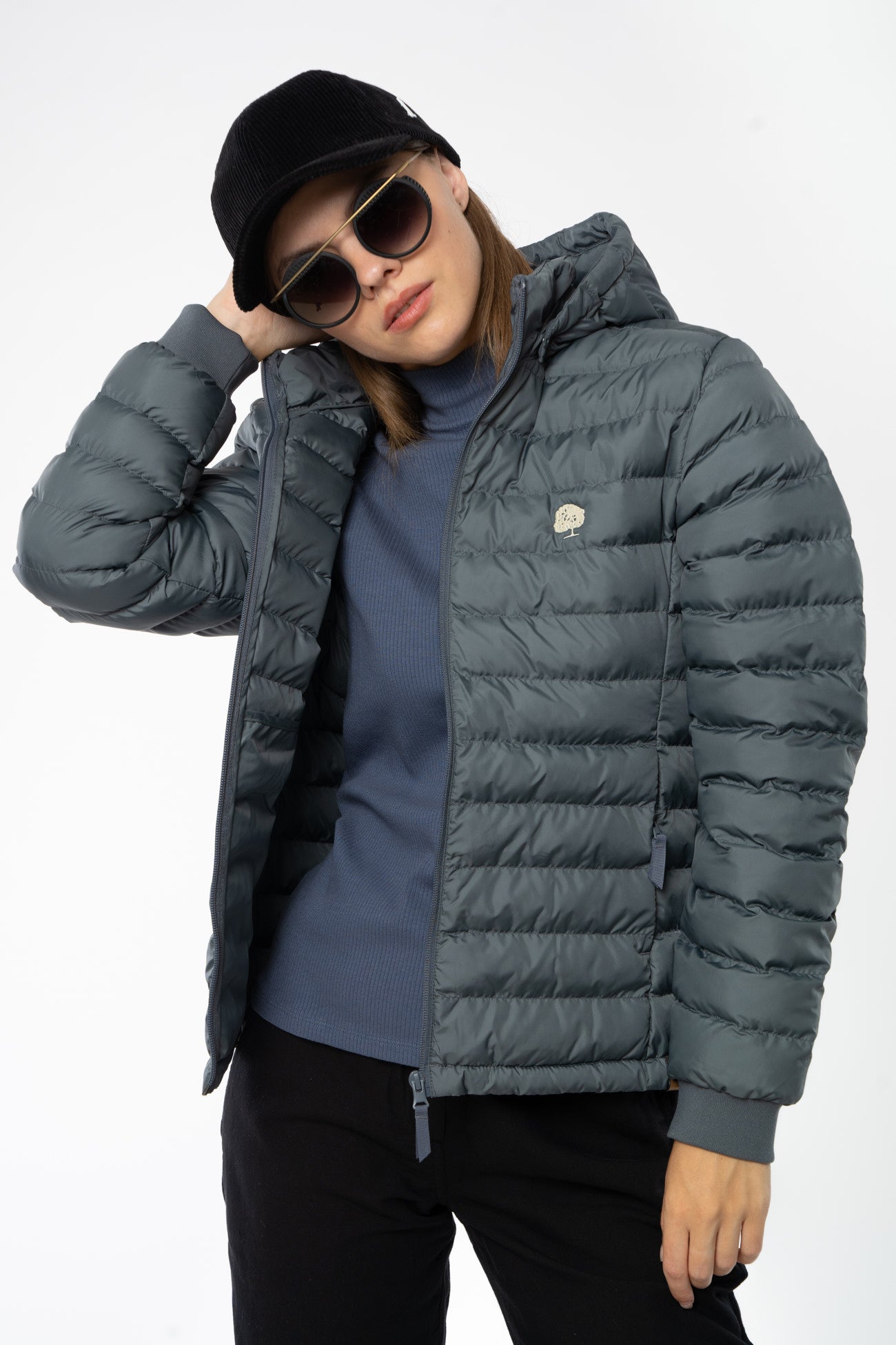 W-STJW839-Lange-Daunenjacke-aus-Recyceltem-Polyester-Oeko-Klamotten-UBARA-Deep-Metal-Vorne3