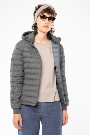 W-STJW897-Weiche-Daunenjacke-aus-Recyceltem-Polyester-Kleidung-Fair-Trade-VALVENDA-Deep-Metal-Heather-Grey-Vorne