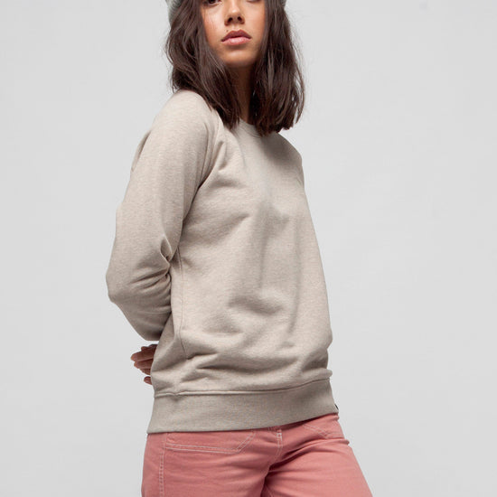 W-STSW146-Sweatshirt-fuer-Damen-aus-Bio-Baumwolle-recycled-Heather-Sand-Vorne-3