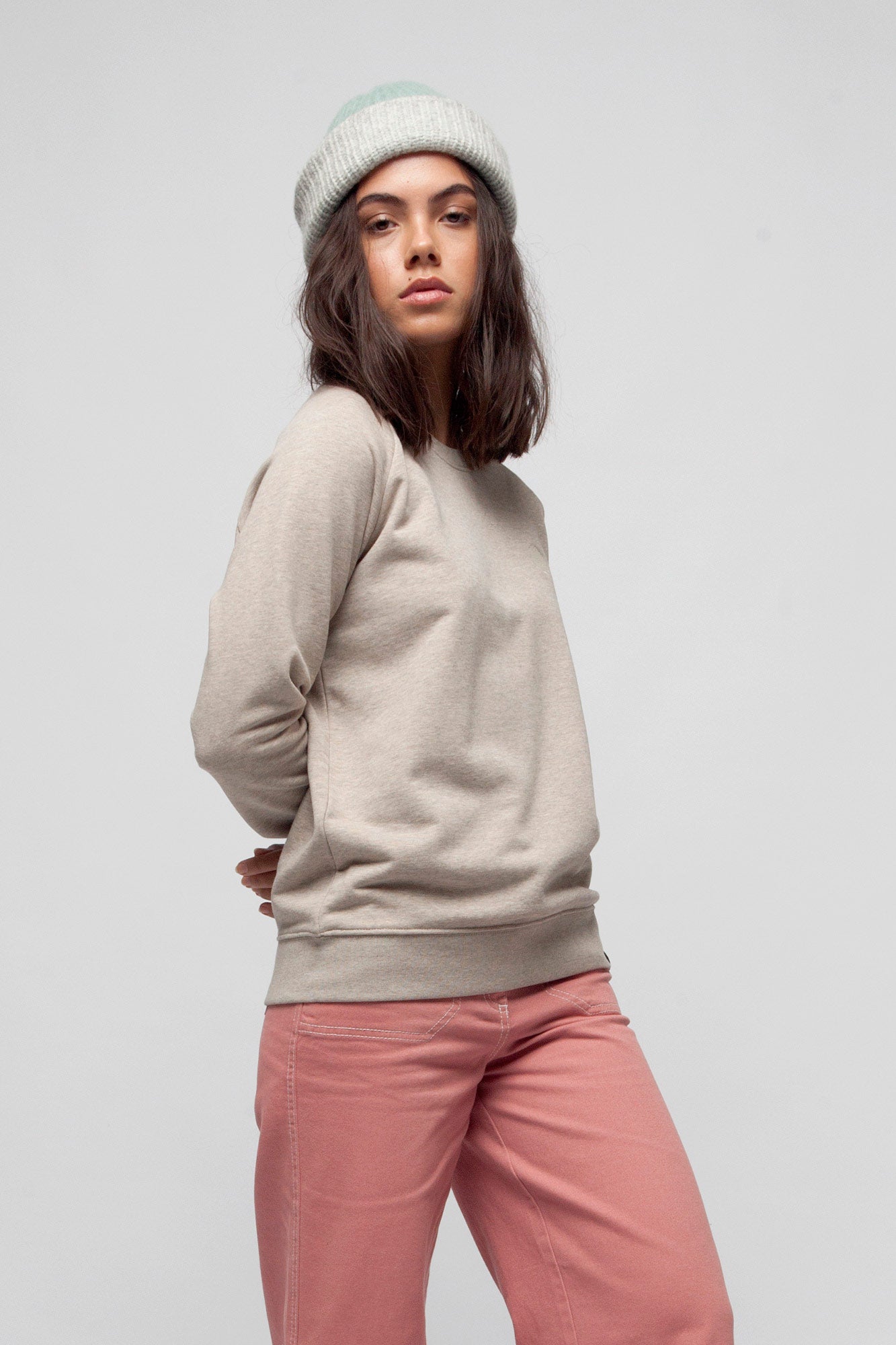 W-STSW146-Sweatshirt-fuer-Damen-aus-Bio-Baumwolle-recycled-Heather-Sand-Vorne-3