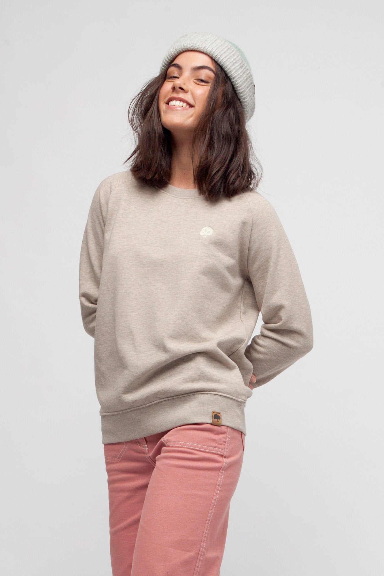 W-STSW146-Sweatshirt-fuer-Damen-aus-Bio-Baumwolle-recycled-Heather-Sand-Vorne