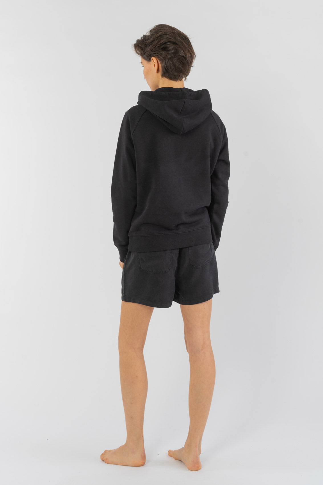 W-STSW148-Standard-Hoodie-aus-Bio-Baumwolle-Kleidung-Oekologisch-Frauen-PETUNIA-Black-Vorne1