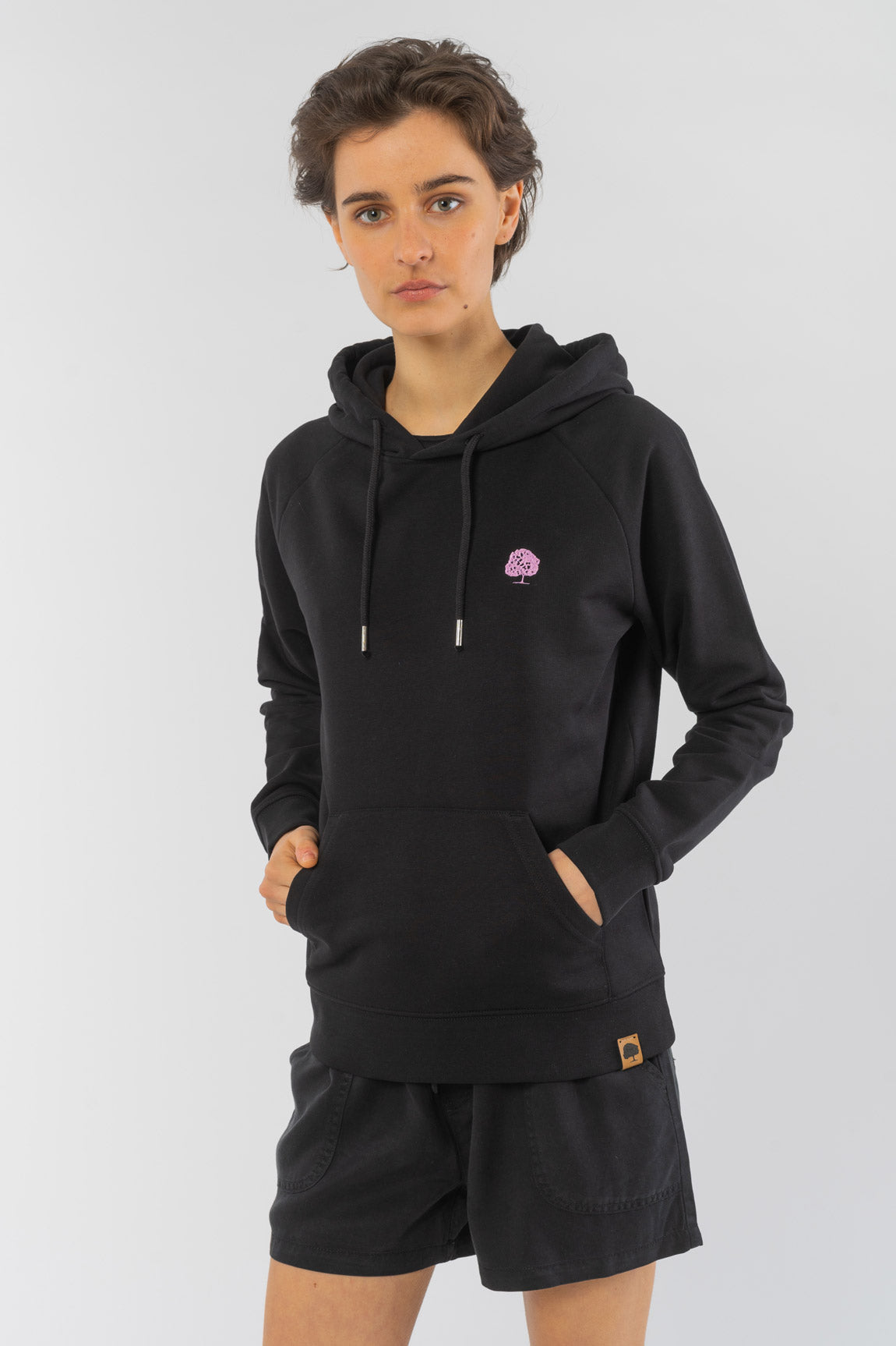 W-STSW148-Standard-Hoodie-aus-Bio-Baumwolle-Kleidung-Oekologisch-Frauen-PETUNIA-Black-Vorne2