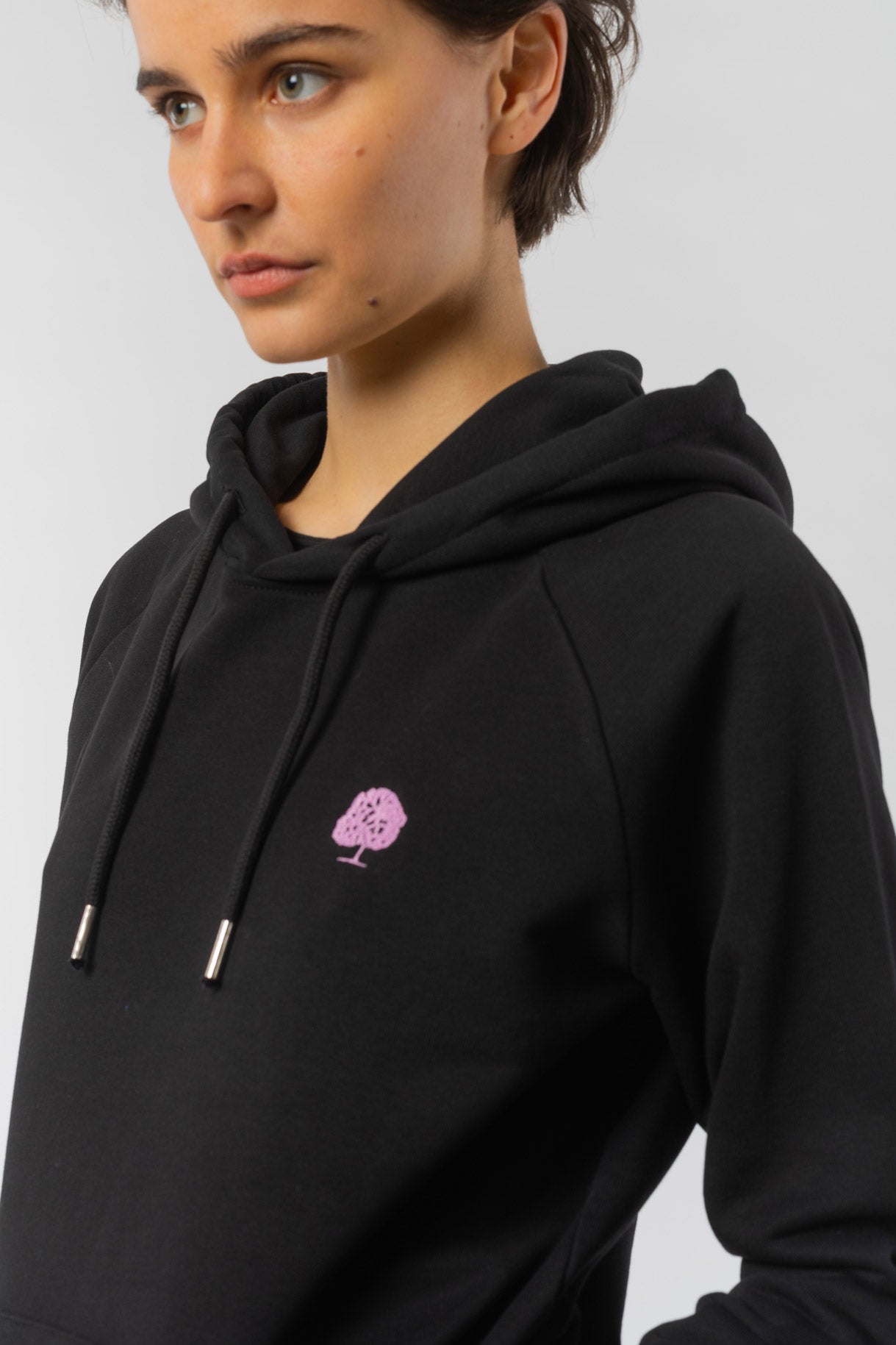 W-STSW148-Standard-Hoodie-aus-Bio-Baumwolle-Kleidung-Oekologisch-Frauen-PETUNIA-Black-Vorne3