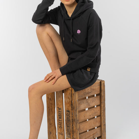 W-STSW148-Standard-Hoodie-aus-Bio-Baumwolle-Kleidung-Oekologisch-Frauen-PETUNIA-Black-Vorne4