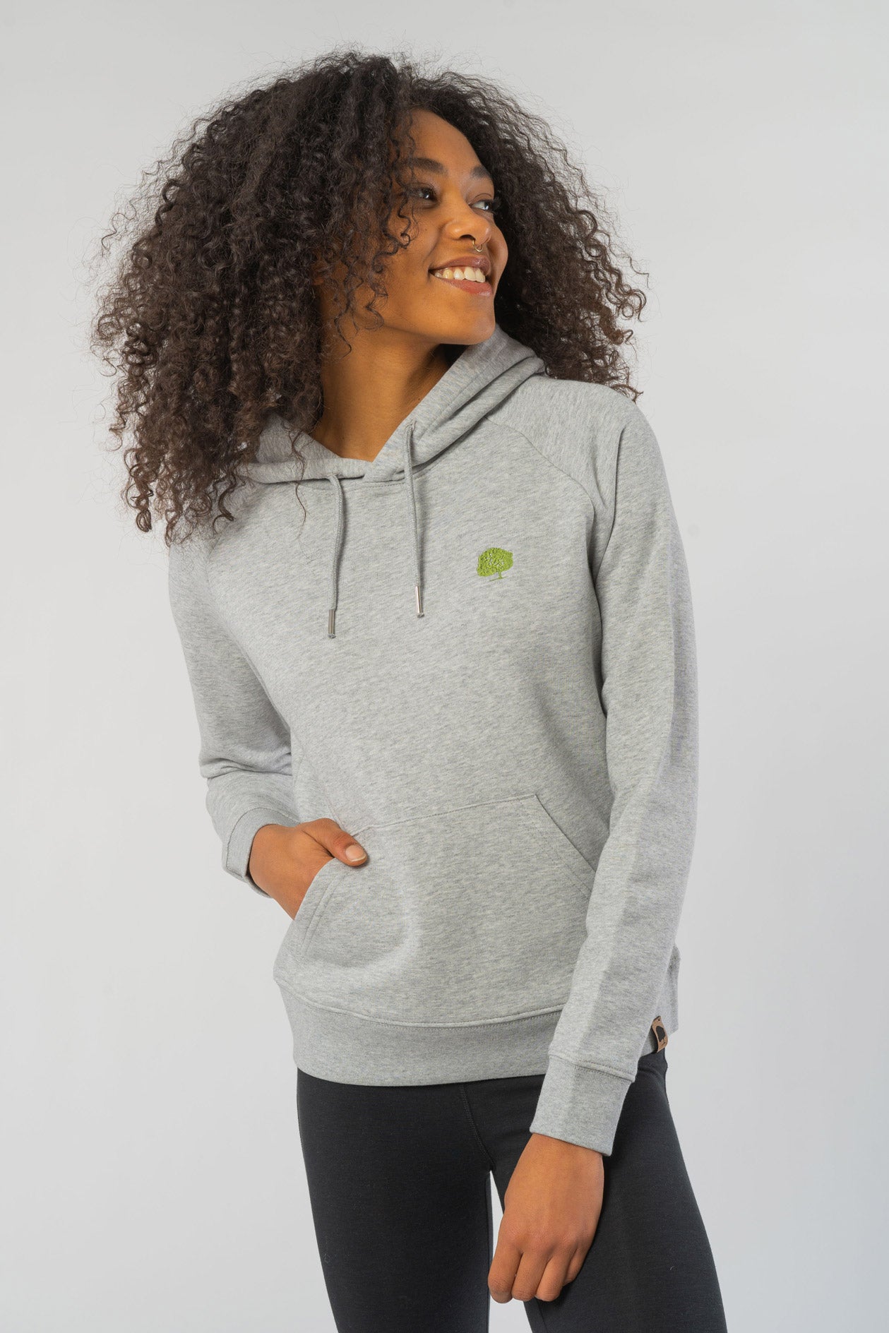 W-STSW148-Standard-Hoodie-aus-Bio-Baumwolle-Kleidung-Oekologisch-Frauen-PETUNIA-Heather-Grey-Vorne2