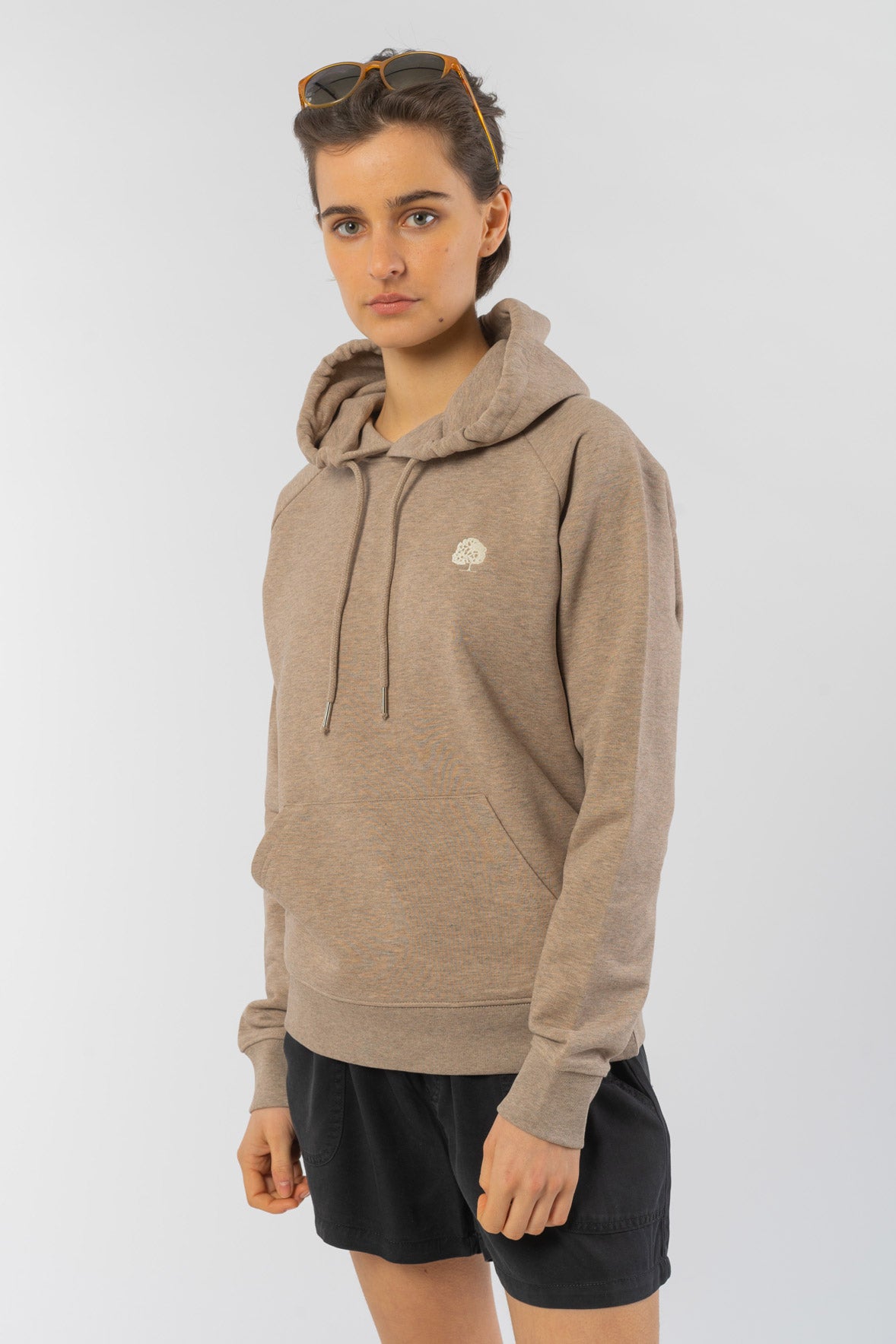 W-STSW148-Standard-Hoodie-aus-Bio-Baumwolle-Kleidung-Oekologisch-Frauen-PETUNIA-Heather-Sand-Vorne2