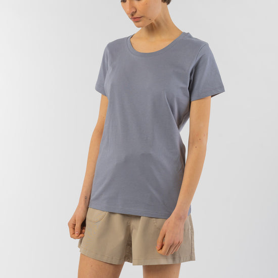 W-STTW032-Standard-T-Shirt-aus-Bio-Baumwolle-Fair-Produzierte-Mode-Frauen-SARIKA-Lava-Grey-Vorne2