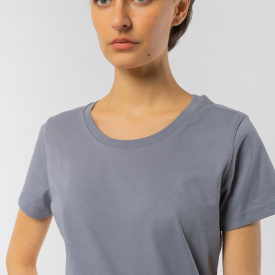 W-STTW032-Standard-T-Shirt-aus-Bio-Baumwolle-Fair-Produzierte-Mode-Frauen-SARIKA-Lava-Grey-Vorne3