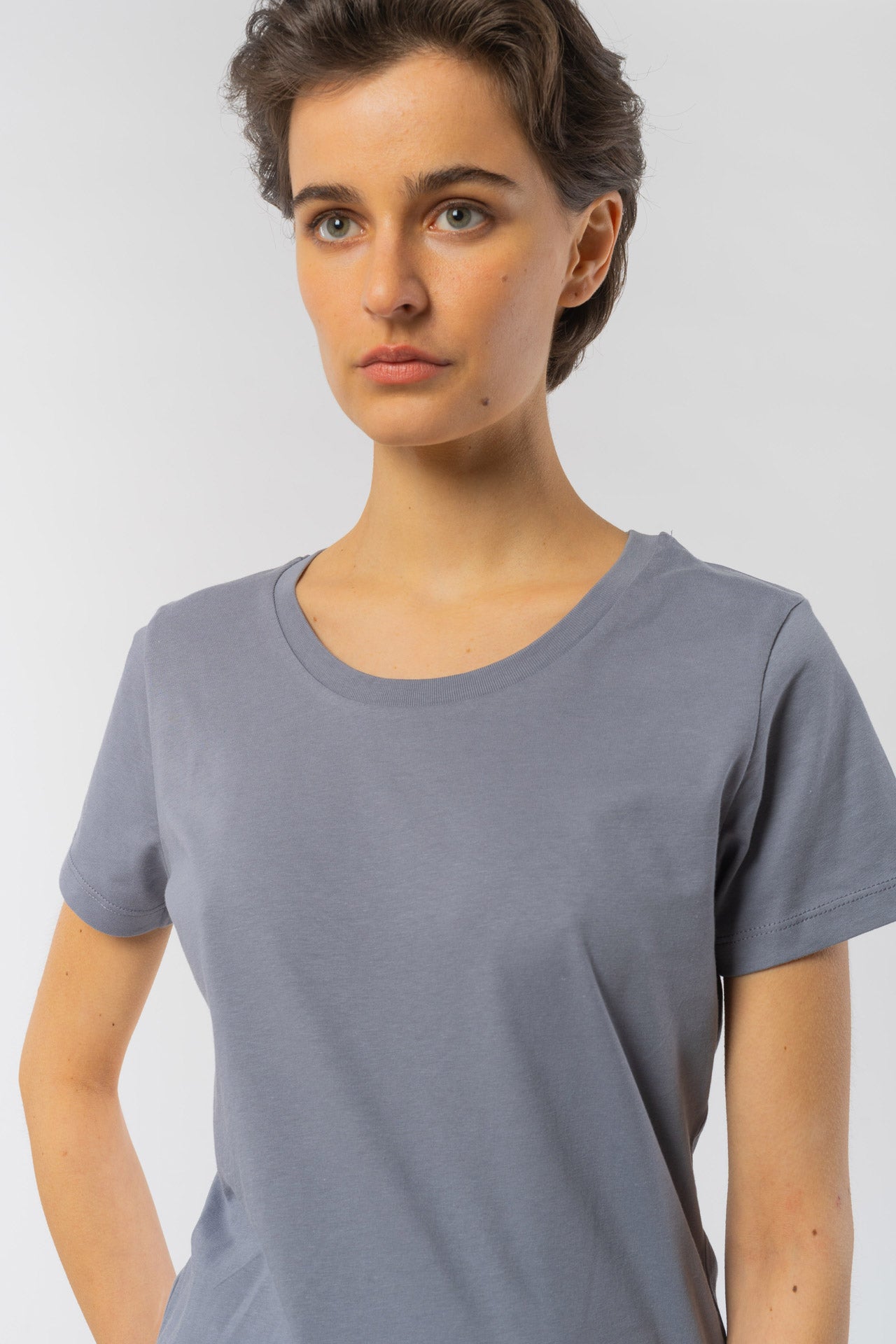 W-STTW032-Standard-T-Shirt-aus-Bio-Baumwolle-Fair-Produzierte-Mode-Frauen-SARIKA-Lava-Grey-Vorne3