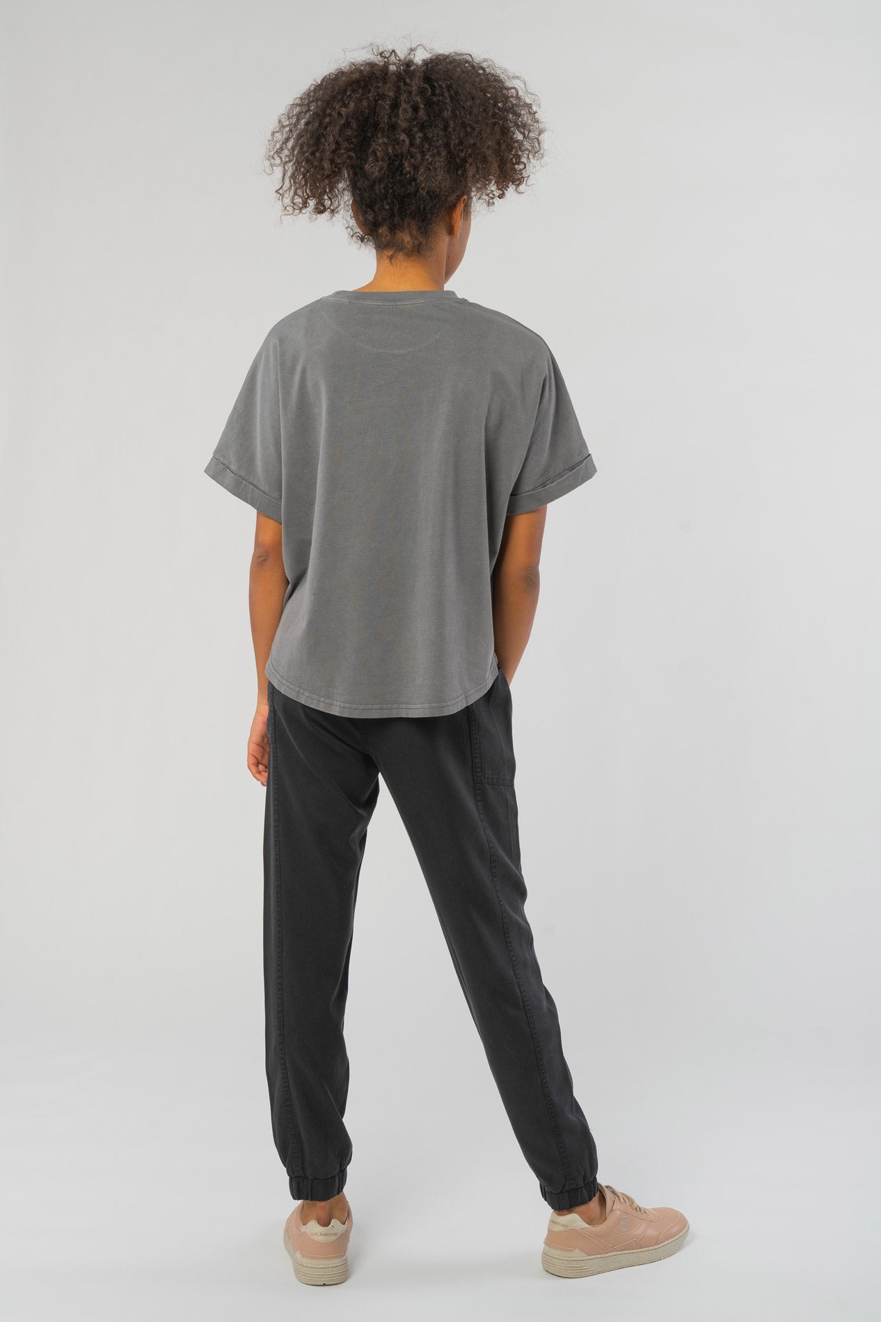 W-STTW068-Relaxed-Vintage-T-Shirt-aus-Bio-Baumwolle-Fair-Trade-T-Shirt-Unisex-MEISSA-Garment-Dyed-Mid-Anthracite-Vorne1