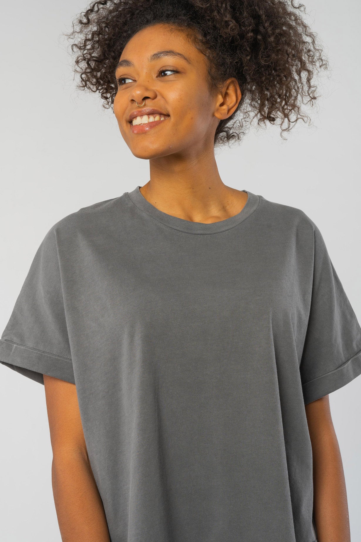W-STTW068-Relaxed-Vintage-T-Shirt-aus-Bio-Baumwolle-Fair-Trade-T-Shirt-Unisex-MEISSA-Garment-Dyed-Mid-Anthracite-Vorne3